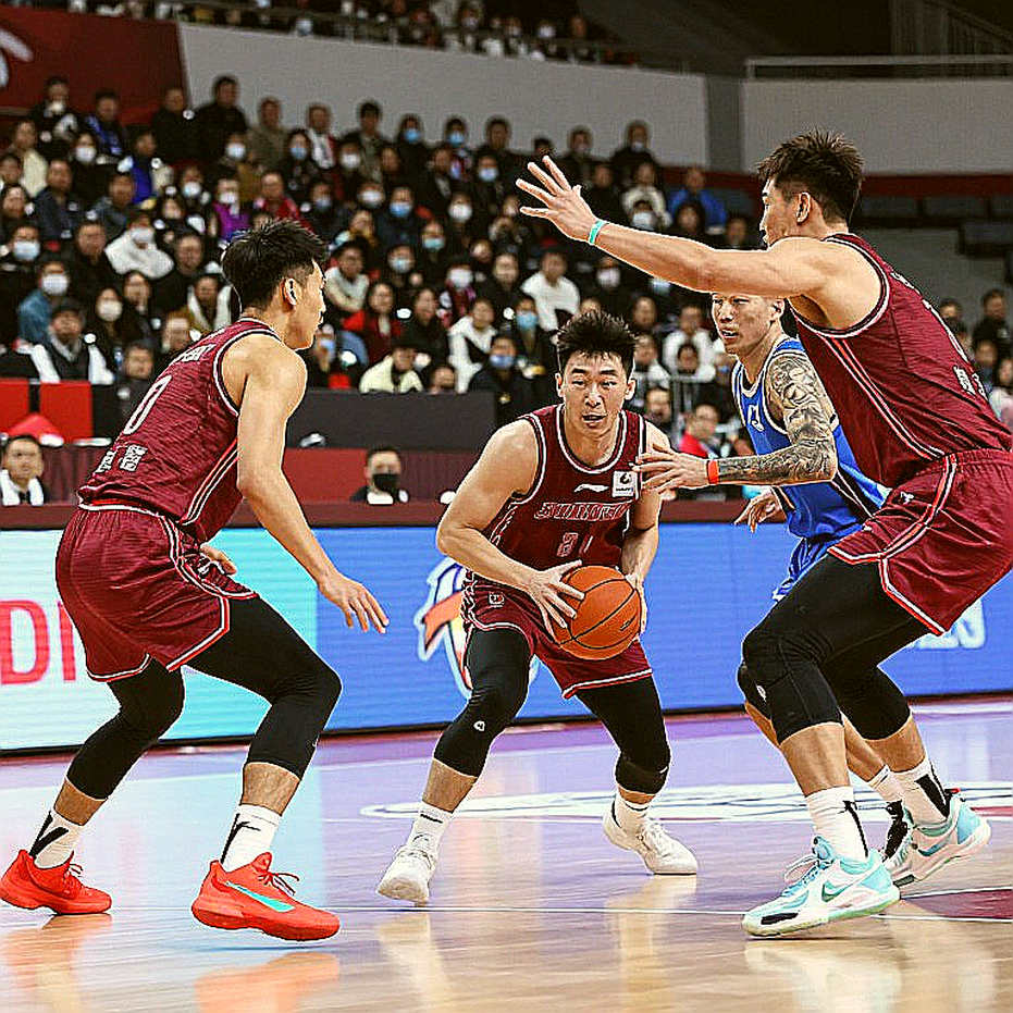 Mike James chào sân Efes: Cú nổ 14 điểm và câu hỏi về vai trò 'cây gậy chỉ huy'