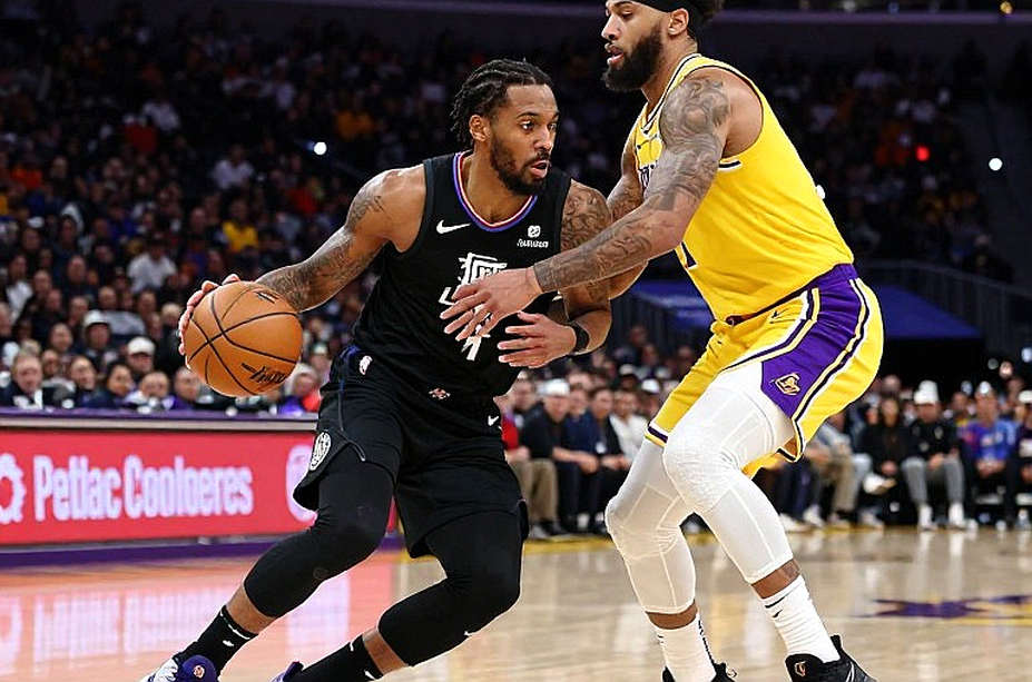 Mike James Debuts for Efes: 14-Point Burst and the Question of the 'Conductor's Baton' Role Mike James Debuts for Efes: 14-Point Burst and the Question of the 'Conductor's Baton' Role