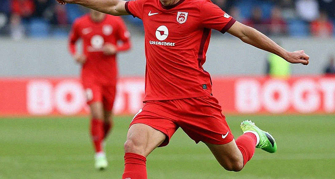 Bên trong cửa sổ chuyển nhượng V.League: Tiền, hợp đồng và khoảng trống hàng công Bên trong cửa sổ chuyển nhượng V.League: Tiền, hợp đồng và khoảng trống hàng công