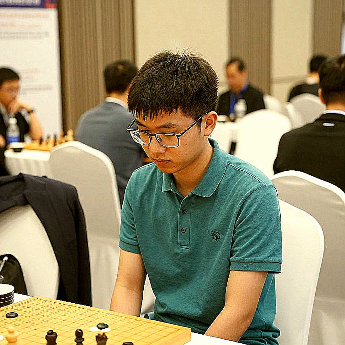 Nepomniachtchi khiến Carlsen phải trốn thoát, rồi thắng Sindarov bằng đồng hồ - GCL 2026