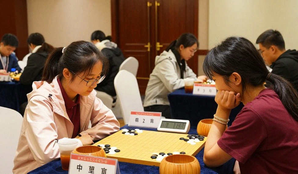 Nepomniachtchi khiến Carlsen phải trốn thoát, rồi thắng Sindarov bằng đồng hồ - GCL 2026 Nepomniachtchi khiến Carlsen phải trốn thoát, rồi thắng Sindarov bằng đồng hồ - GCL 2026